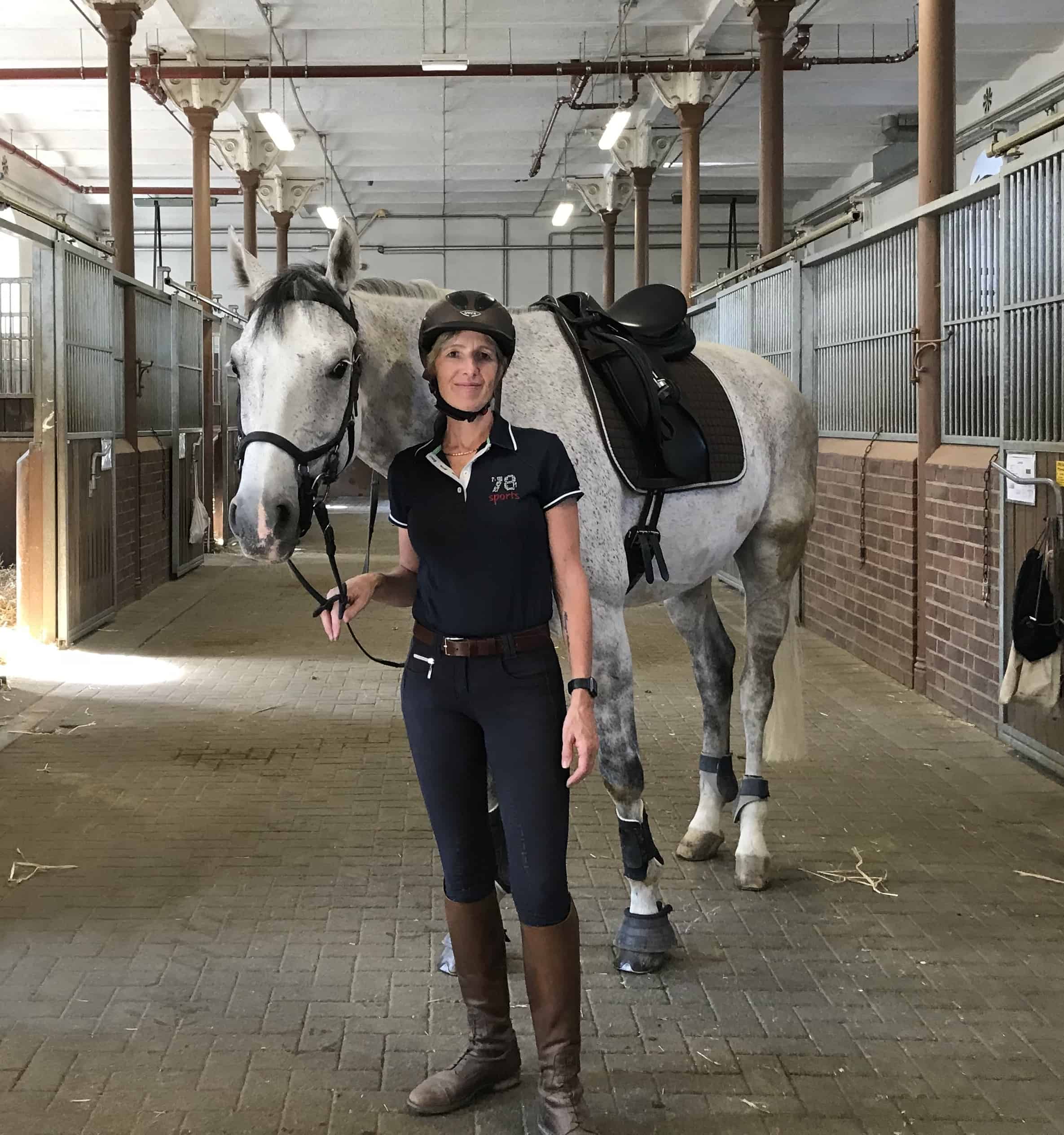 Kati Auer Pferdetraining mit einem Schimmel